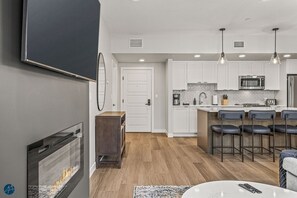 Fridge, oven, stovetop, dishwasher