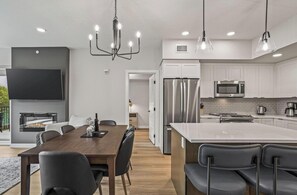 Jääkaappi, mikroaaltouuni, uuni, liesi