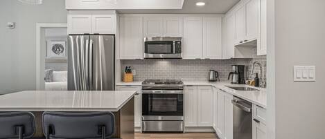 Kühlschrank, Mikrowelle, Ofen, Herdplatte