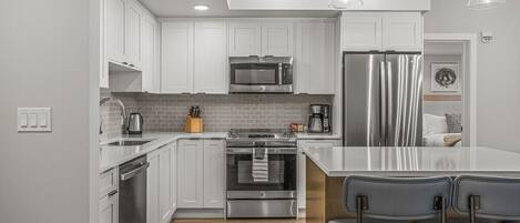 Jääkaappi, mikroaaltouuni, uuni, liesi