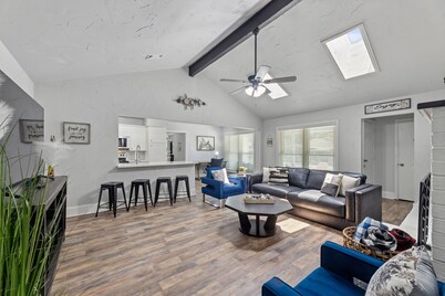 Stylish Villa-Near Stadiums, Large Pool,Pool Table