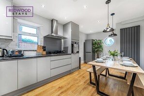 Casa Premium, 3 habitaciones, patio | Cocina privada | Frigorífico grande, microondas, horno y placa de cocina
