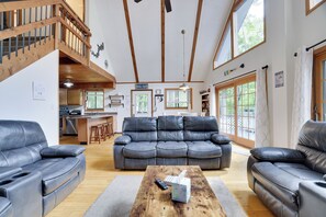 Smart TV, fireplace - Welcome to Family ties, steps from the main beach and pool in the Hideout!
 (Hamlin)