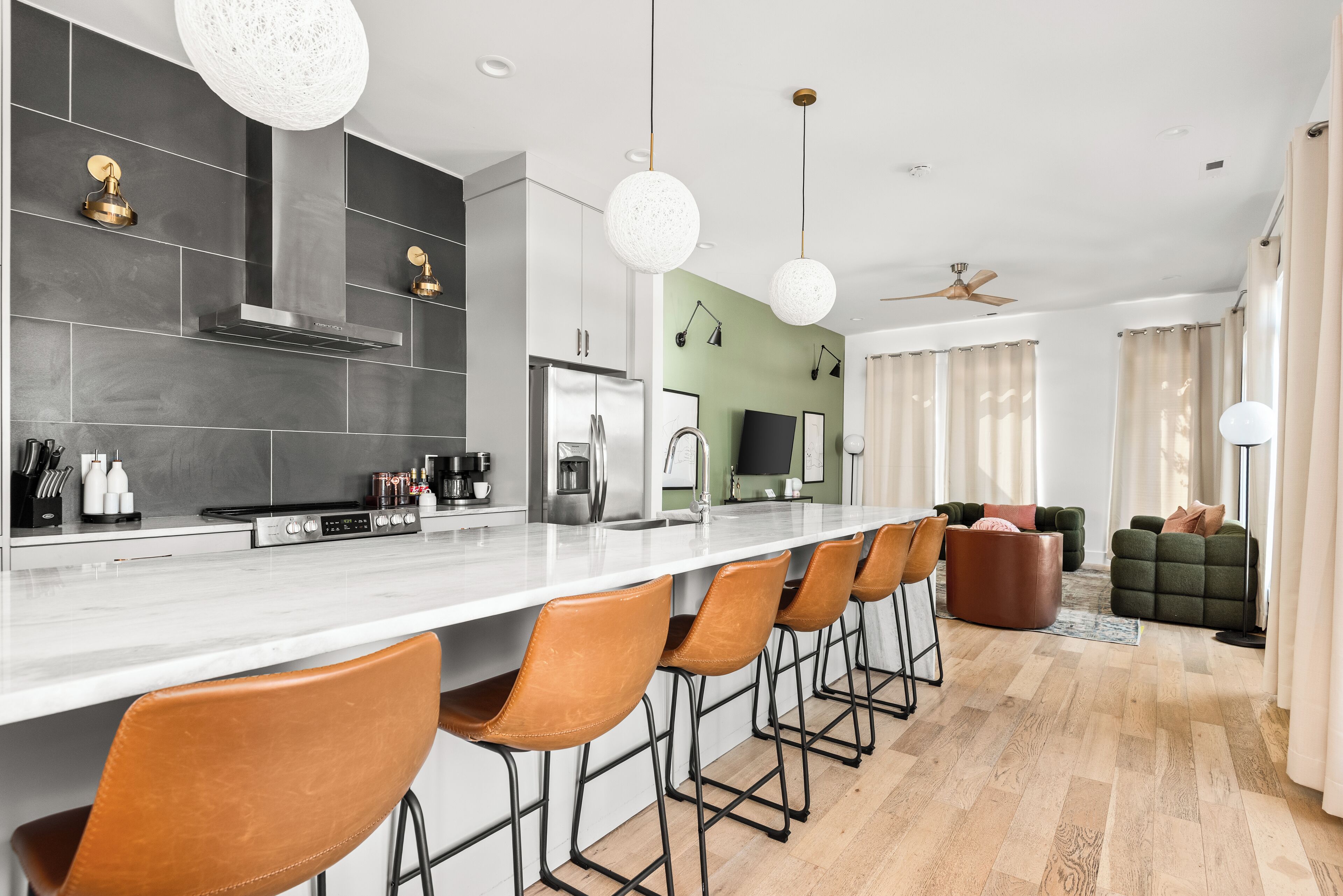 Køleskab, mikrobølgeovn, ovn, kogeplade