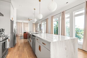Refrigerador, microondas, horno, placa de cocina