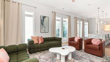 Una Smart TV, una chimenea