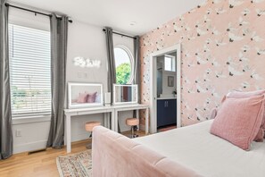 4 habitaciones, tabla de planchar con plancha, wifi y ropa de cama