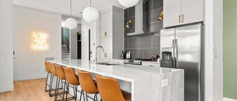 Een koelkast, een magnetron, een oven, een kookplaat