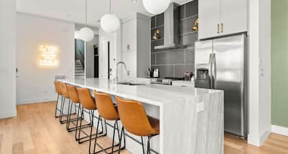 3-Level Lux Home! Rooftop! Firepit! 6 min to DT!