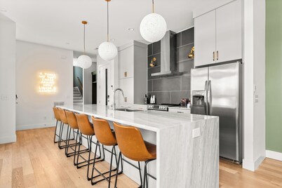 3-Level Lux Home! Rooftop! Firepit! 6 min to DT!