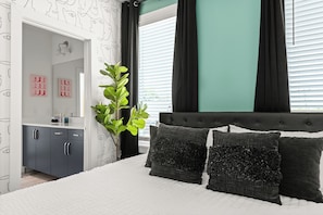 4 bedrooms, iron/ironing board, WiFi, bed sheets - 3-Level Lux Home! Rooftop! Firepit! 6 min to DT! (Nashville)