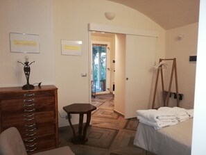 2 عدّة غرف نوم ومكتب ومكواة/لوح كي وسرير سفر