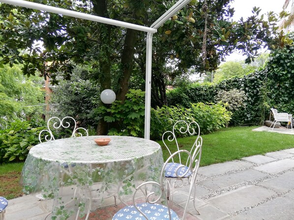 تناول الطعام بالخارج