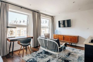 Interior - The Knaresborough – Stylish King Studio (London)