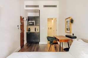 1 habitación, tabla de planchar con plancha, wifi y ropa de cama 