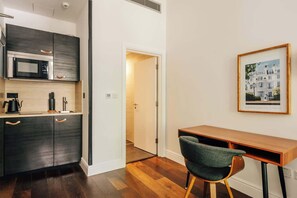 Fridge, stovetop, coffee/tea maker, cookware/dishes/utensils - The Knaresborough – Stylish King Studio (London)