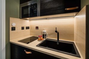 Kühlschrank, Herdplatte, Wasserkocher mit Kaffee-/Teezubehör