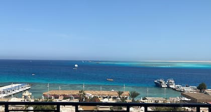 Sea view 3-bedroom apartment in delightful hurghada ,
with AC, WiFi