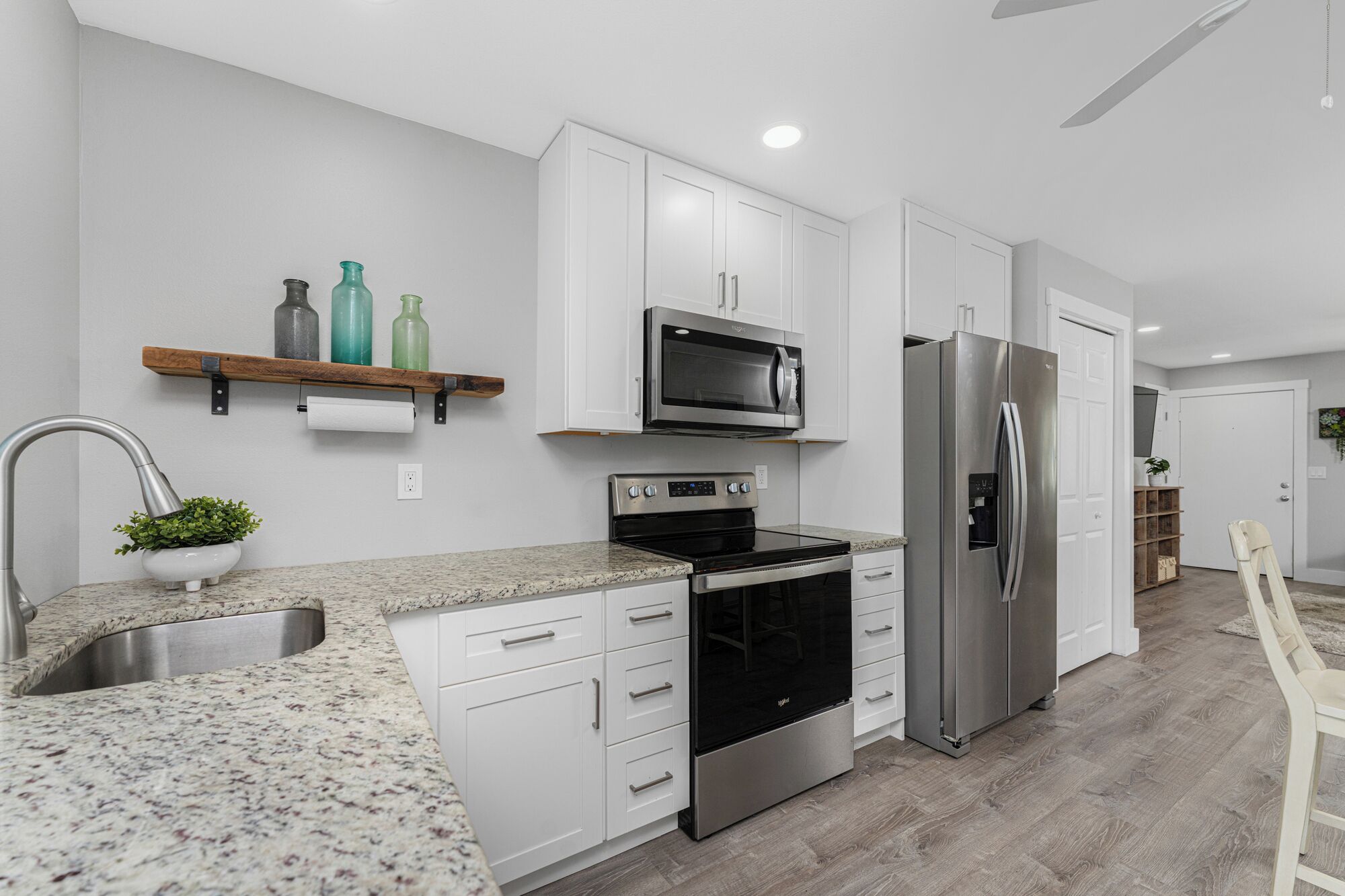 Een koelkast, een magnetron, een vaatwasser