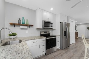 Kühlschrank, Mikrowelle, Geschirrspüler