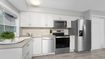 Refrigerador, microondas, lavavajillas y cafetera y tetera