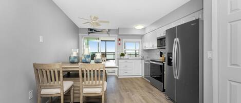 Kjøleskap, mikrobølgeovn, oppvaskmaskin og kaffetrakter/tekoker