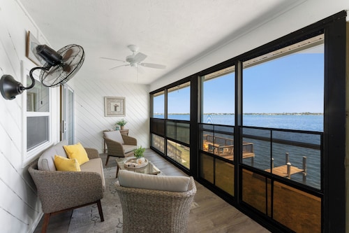 Bayfront Condo short walk to beach 2nd floor