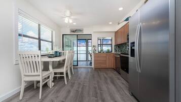 Een koelkast, een magnetron, een vaatwasser