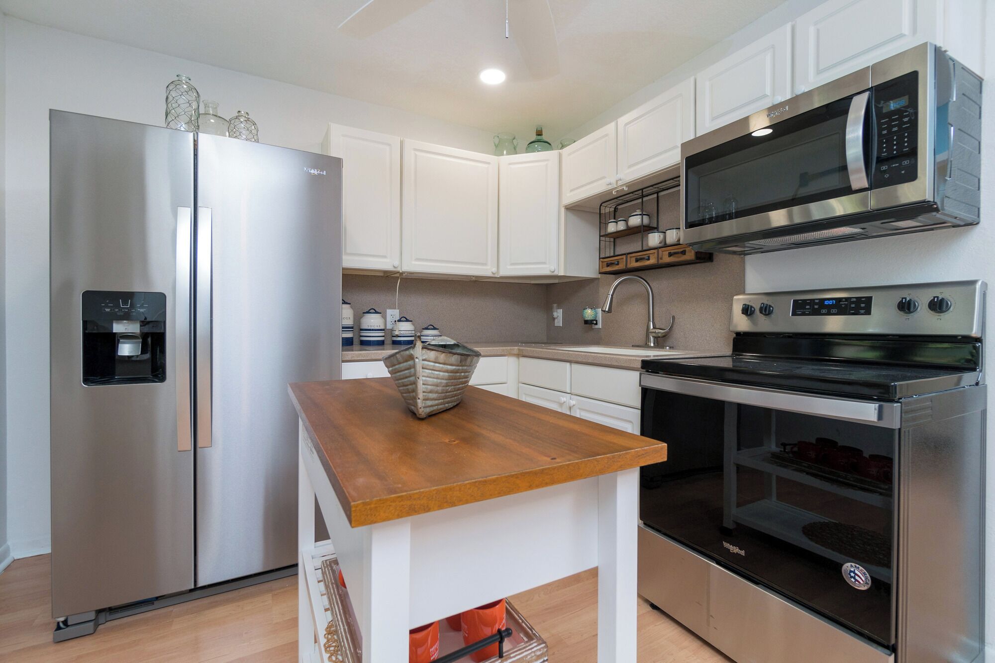 Een koelkast, een magnetron, een vaatwasser