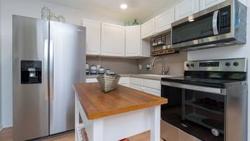 Een koelkast, een magnetron, een vaatwasser