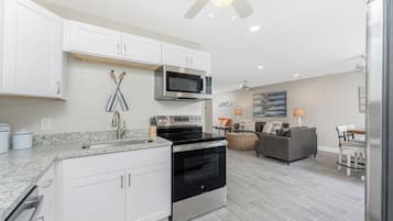 Refrigerador, microondas, lavavajillas y cafetera y tetera