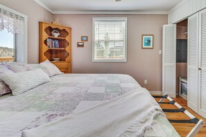 1 chambre, bureau, fer et planche à repasser, lit parapluie
