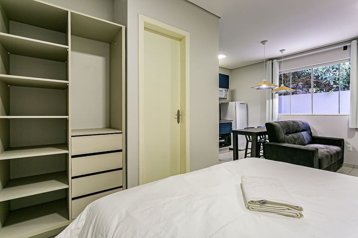 Estúdio básico | Ferros/tábuas de passar roupa, Wi-Fi de cortesia