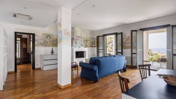 Family Villa, Sea View | Ruang tamu | 35 inci televisyen dengan digital