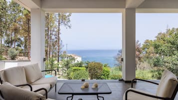 Family Villa, Sea View | Teres/patio
