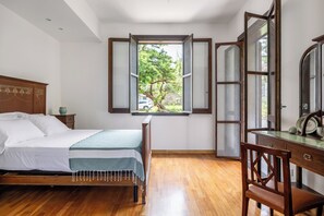 Familie villa, uitzicht op zee | Een bureau, een strijkplank/strijkijzer, gratis wifi, beddengoed