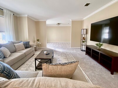 Spacious 5-bedroom, 3-bathroom house with pool table in delightful Rome