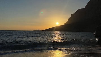 在海滩、沙滩毛巾