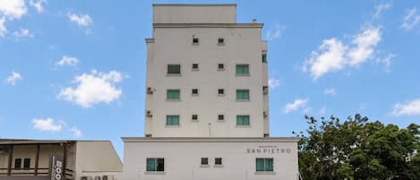 A multi-story building with a sign for 'SAL Infinity Plus' and 'RESIDENCIAL SAN PIETRO'.