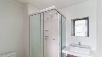 Apartamento | Banheiro | Chuveiro, sabonete, shampoo, papel higiênico