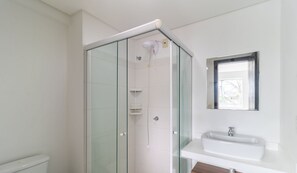 Appartement | Badkamer | Een douche, zeep, shampoo, toiletpapier