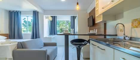 Apartamento | Cozinha privada | Micro-ondas, talheres/pratos/utensílios de cozinha