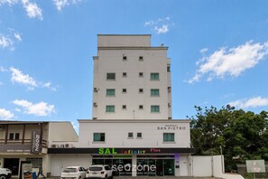 A multi-story building with a sign for 'SAL Infinity Plus' and 'RESIDENCIAL SAN PIETRO' indicating it is a residential and commercial property. - SPTs Studios Convenientes em Blumenau (Blumenau)