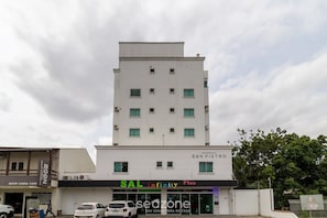 A multi-story building with a sign for 'RESIDENCIAL SAN PIETRO' at the top. - SPTs Studios Convenientes em Blumenau (Blumenau)