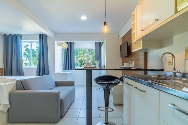 Apartament | Cuina privada | Microones i utensilis de cuina, vaixella i coberteria