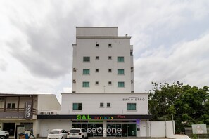 A multi-story building with a commercial ground floor featuring a restaurant named 'SAL Infinity Plus'. - SPTs Studios Convenientes em Blumenau (Blumenau)