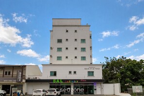 A multi-story building with a sign for 'SAL Infinity Plus' indicating a hotel or lodging establishment. - SPTs Studios Convenientes em Blumenau (Blumenau)