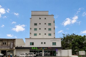 Un edificio de varios pisos con un letrero que dice 'SAL Infinity Plus' y 'RESIDENCIAL SAN PIETRO'.