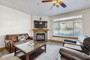 Télévision, cheminée