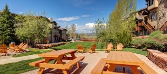 Stunning townhome w/ private hot tub, shared pool/clubhouse, close to ski resort